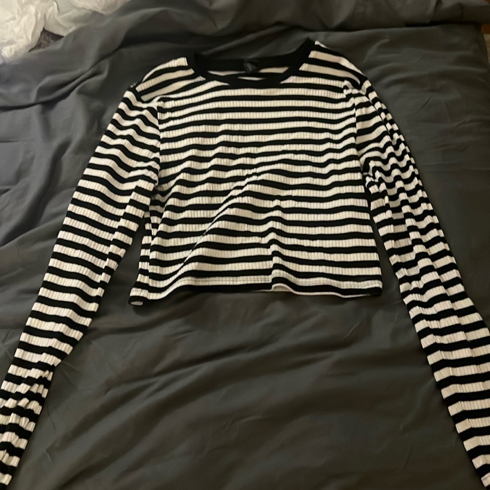 Black and white striped long sleeve crop top
